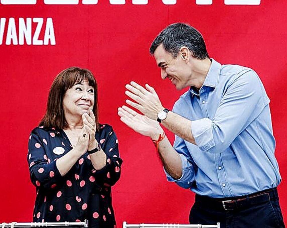 Cristina Narbona, junto a Sánchez.