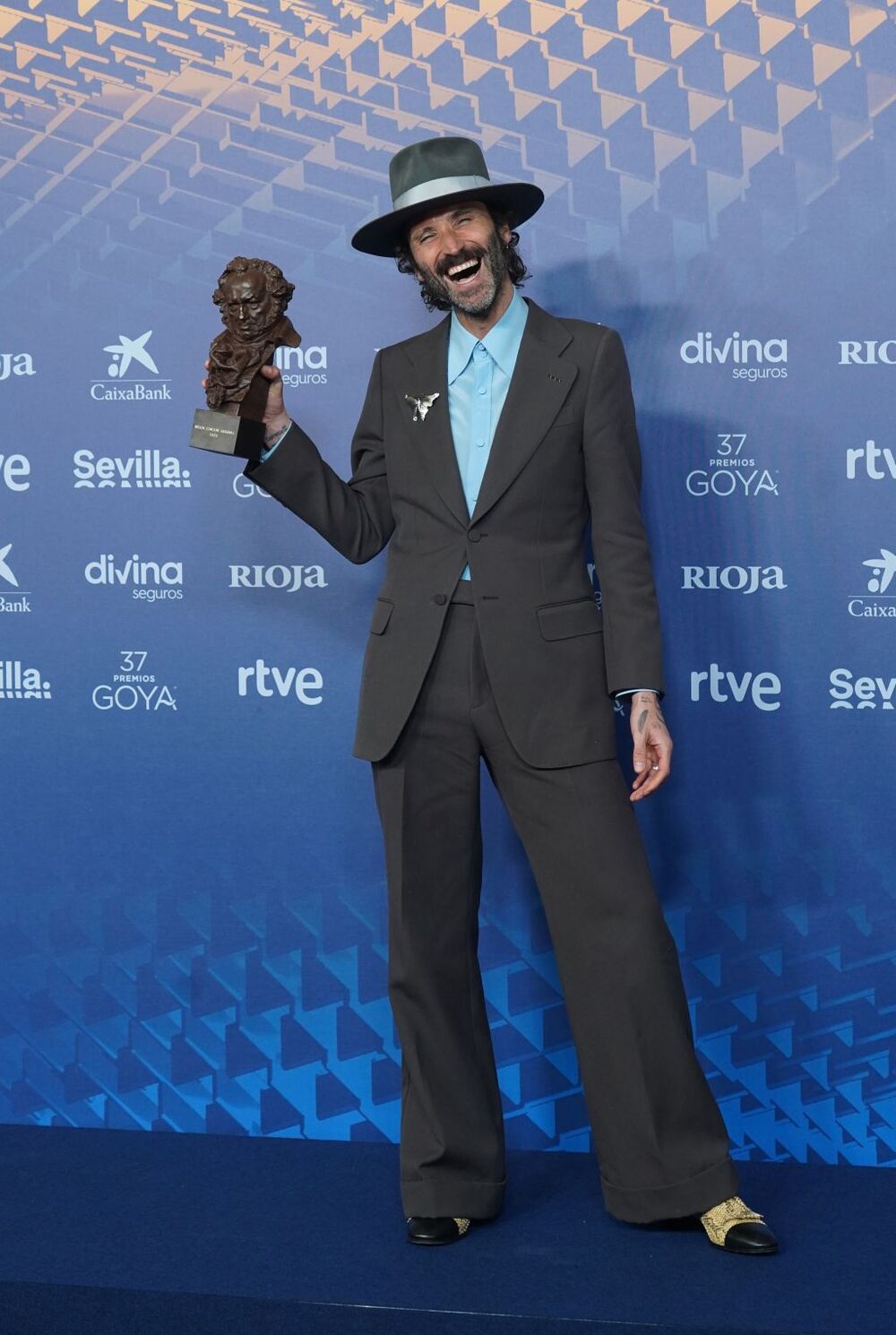 El ganador a Mejor Canción Original por 'Sintiéndolo Mucho', Leiva, posa con su premio  / MARÍA JOSÉ LÓPEZ