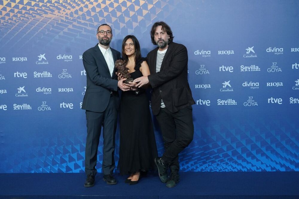 Los ganadores a Mejor Guion Adaptado por 'Un año, una noche', Fran Araújo (i), Isa Campo (c) e Isaki Lacuesta (d)  / MARÍA JOSÉ LÓPEZ