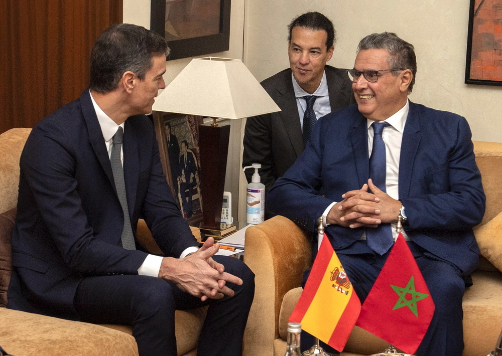 El Primer Ministro de Marruecos, Aziz Akhannouch (dcha), se reúne con el presidente del Gobierno español, Pedro Sánchez, en Rabat, Marruecos.