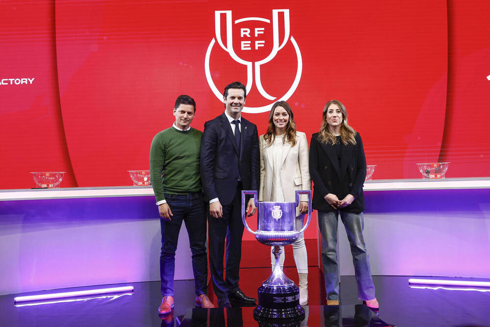 En el centro de la imagen, la presidenta de la Arandina, Virginia Martínez, y Santiago Solari, director de fútbol del Real Madrid, tras el sorteo.