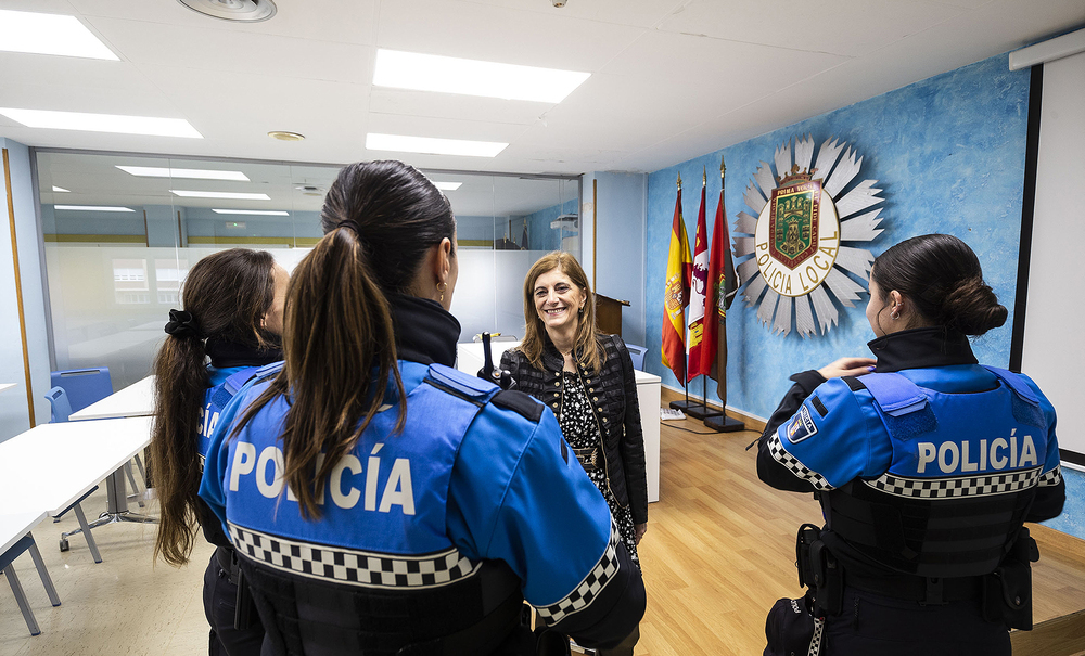 Marimar Báscones, junto a tres jóvenes recién llegadas a la Policía Local de Burgos. 