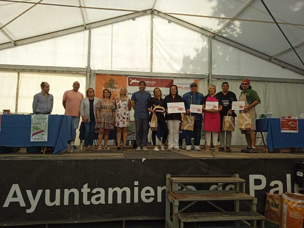 Ganadores, jurado y organizadores, ayer en Palencia tras entregar los premios del concurso regional de hamburguesas. 