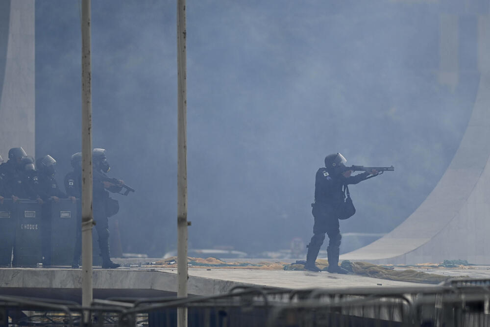Policías antidisturbios entran al palacio presidencial de Brasil  / ANDRE BORGES/EFE