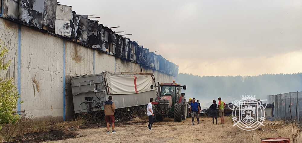 Un incendio arrasa una nave agrícola de Villaverde Mogina