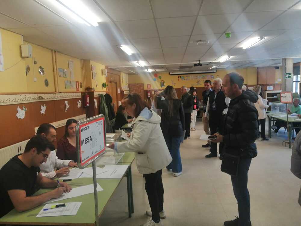Los primeros electores pasan por el colegio Miguel Delibes.  / Diario de Burgos