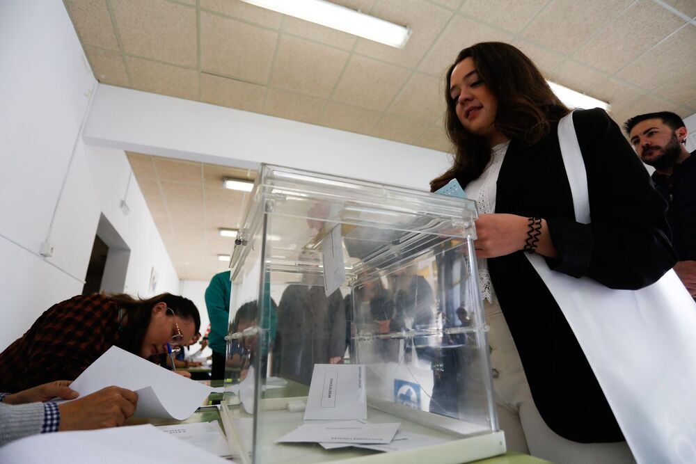 Primeros votantes, ante las urnas.  / CHRISTIAN CASTRILLO