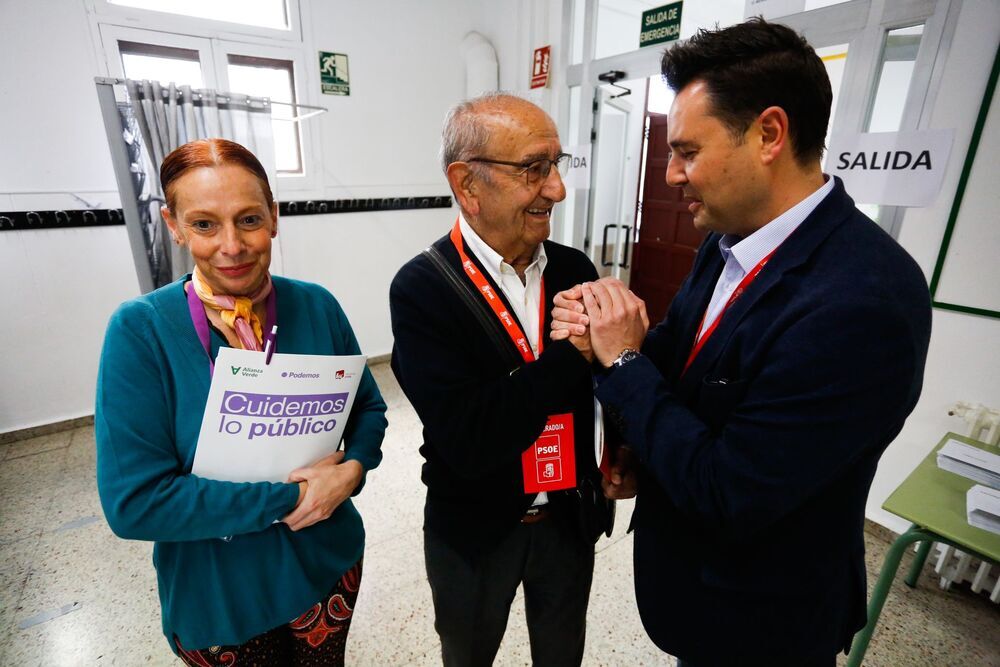 El todavía alcalde y candidato socialista a la reelección, Daniel de la Rosa (d.) saluda a un apoderado del PSOE en el Río Arlanzón.  / CHRISTIAN CASTRILLO