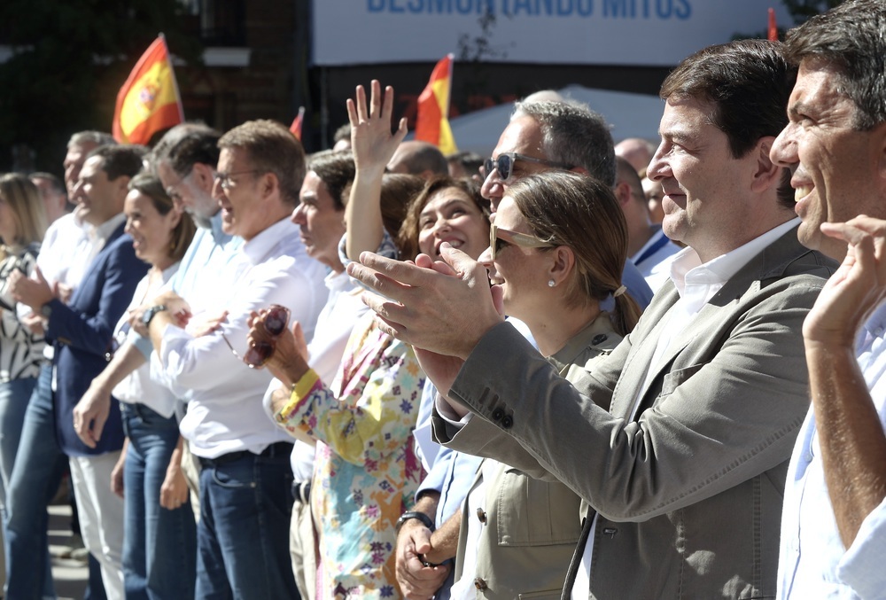 Mañueco, de los primeros barones en llegar al acto de Madrid