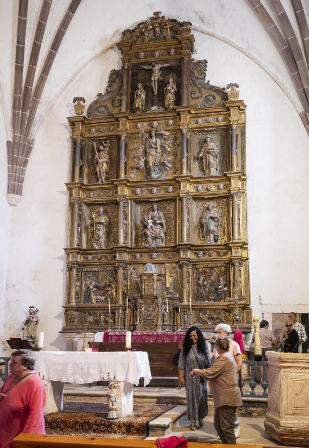 Vista general del retablo, obra de mediados del siglo XVI, cuyo estado general es bueno, aunque algunos elementos corren riesgo de desaparecer.