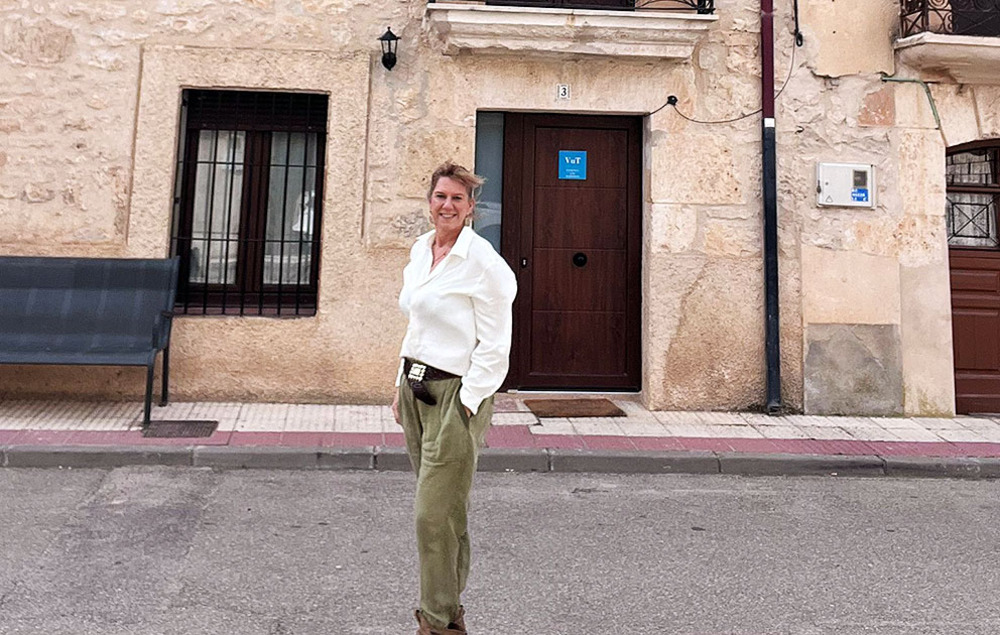 Susana Blanco posa delante de su alojamiento rural en el municipio ribereño de Campillo. 