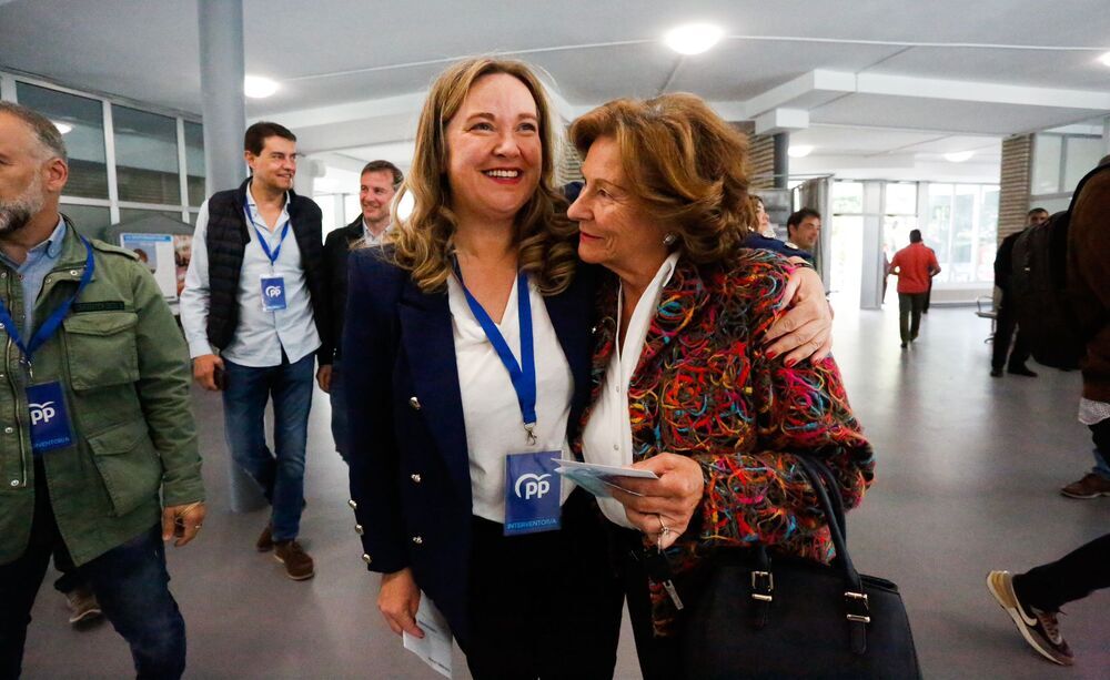 La candidata del PP a la Alcaldía, Cristina Ayala, junto a su madre.  / CHRISTIAN CASTRILLO