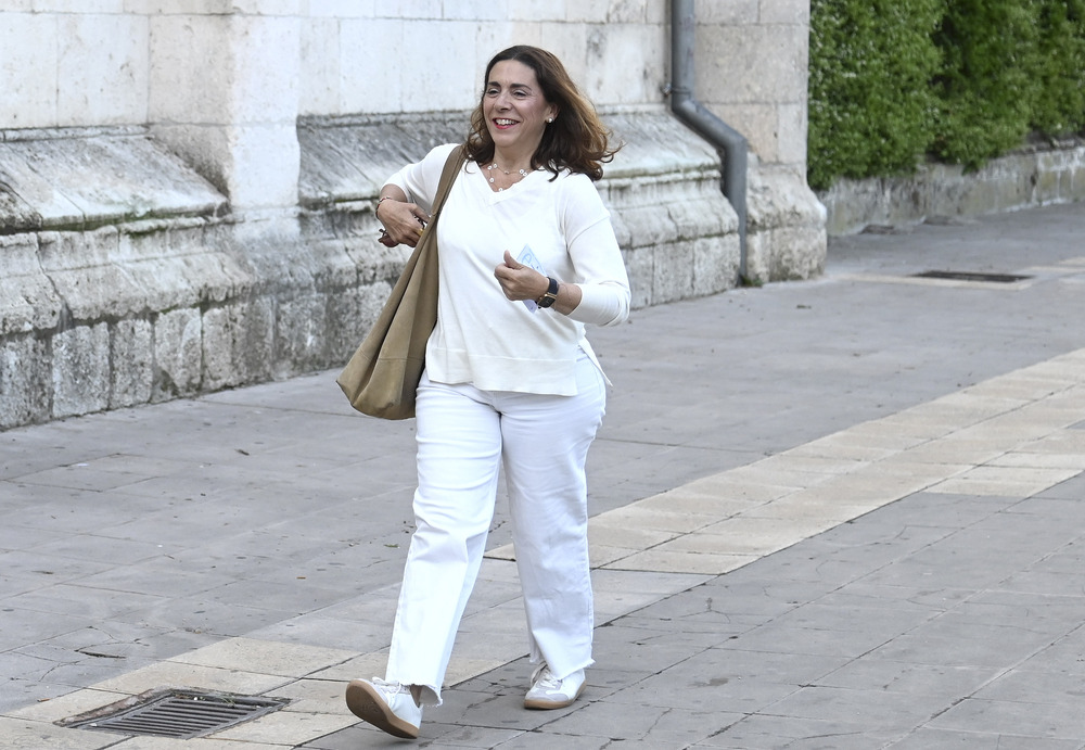 Marga Arroyo (Podemos), a su llegada al IES López de Mendoza.  / RICARDO ORDÓÑEZ (ICAL)