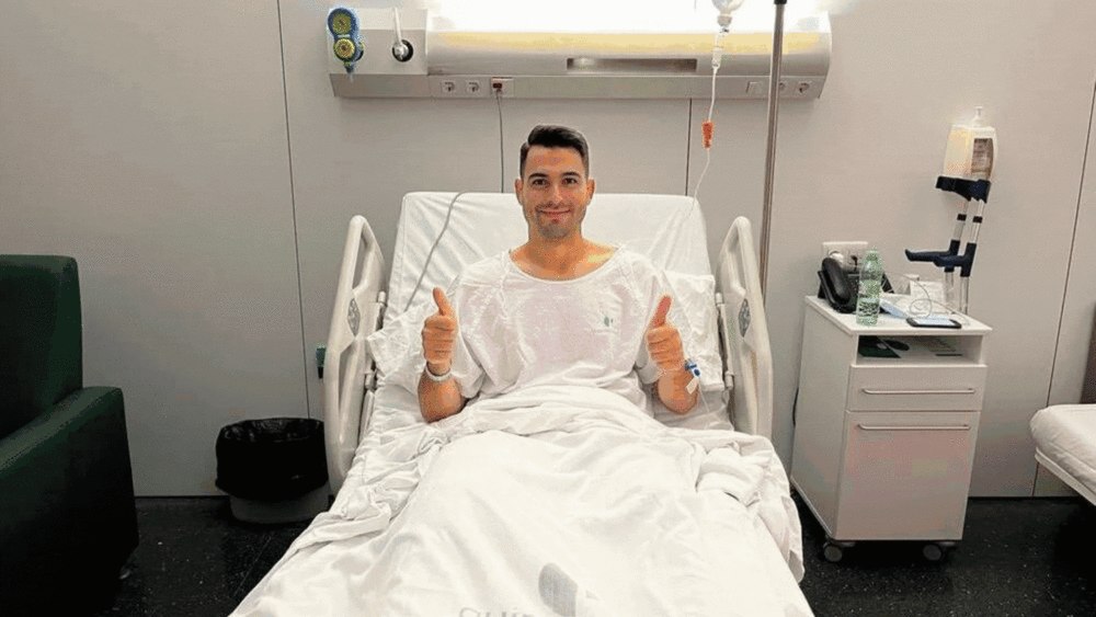 Andy fue intervenido el 26 de agosto e inició su recuperación en su domicilio. Con una aparatosa rodillera saludó a la afición ante el Oviedo. Camisetas de ánimo de sus compañeros en Gijón.