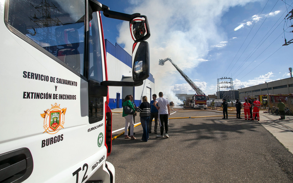 Susto en el polígono Burgos Este al arder unos palés en las instalaciones de Torreplas.  / RICARDO ORDÓÑEZ (ICAL)