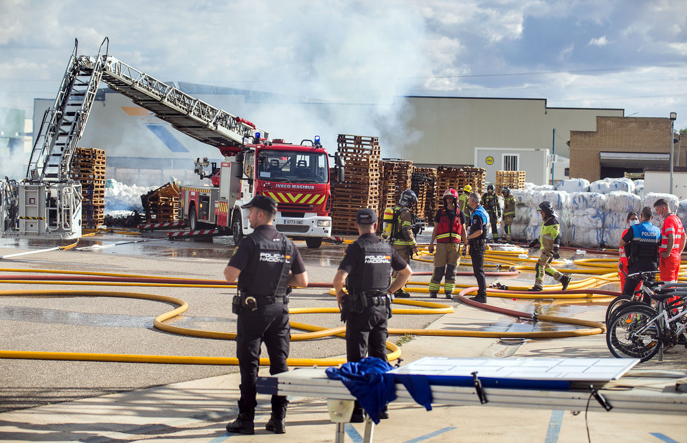 Susto en el polígono Burgos Este al arder unos palés en las instalaciones de Torreplas.  / RICARDO ORDÓÑEZ (ICAL)