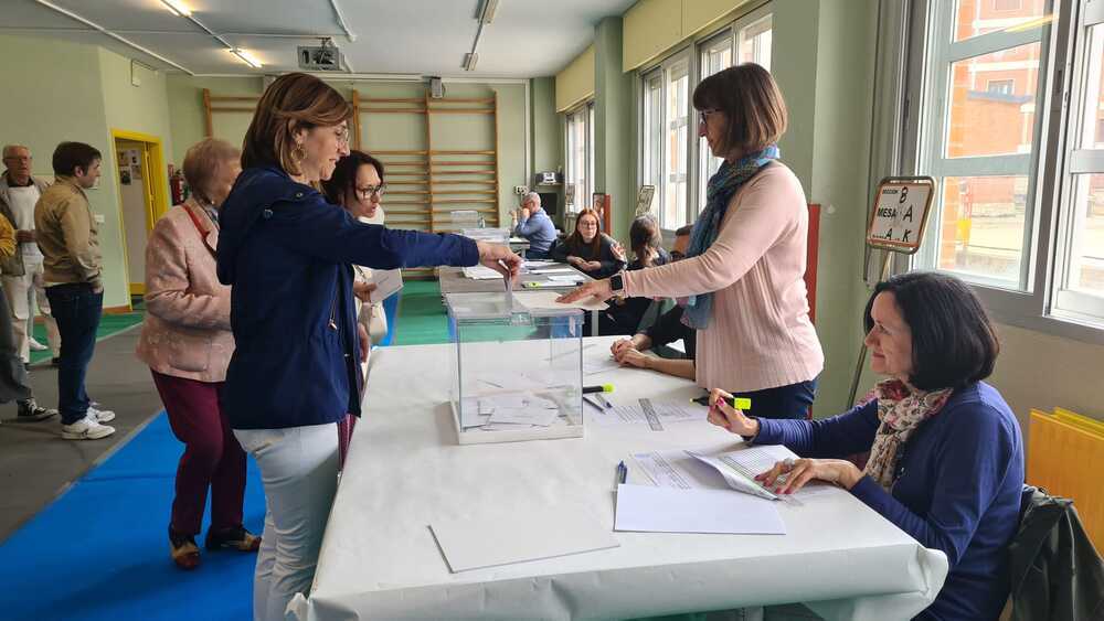 Raquel González (PP) votó a las 10:30 horas en el Colegio Fernán González.