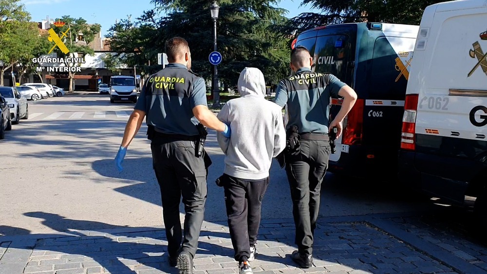 Cuatro personas detenidas por robar móviles por valor de 60.000 euros en vestuarios de campos de fútbol. 