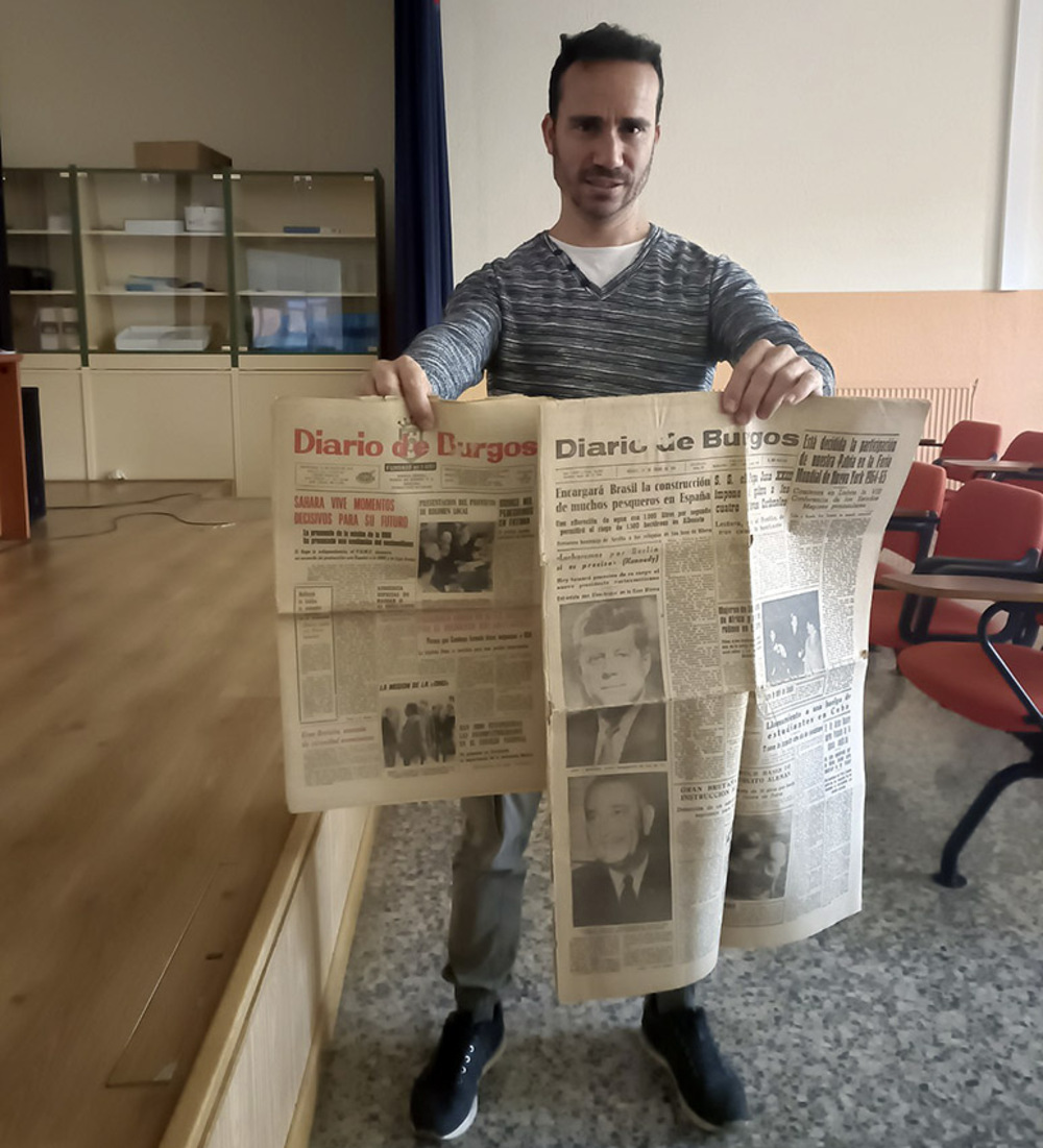 Su profesor, Eduardo Vicario, con dos ejemplares antiguos de Diario de Burgos. 
