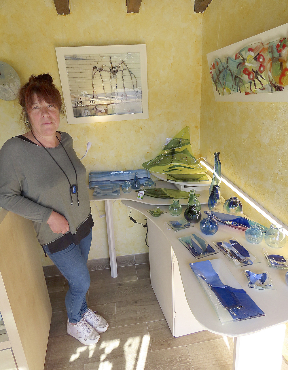 Clara Gañán, en la nueva tienda de artesanía que ha abierto en Puentedey con sus creaciones de ¡Aúpa Vidrio! .