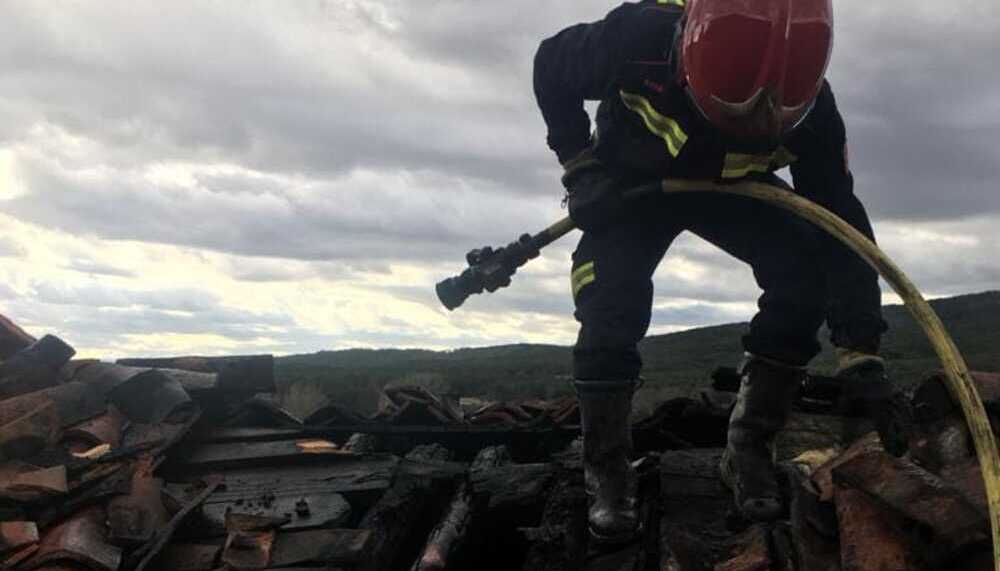 Sofocan un incendio en la cubierta de una casa en Quintanar de la Sierra