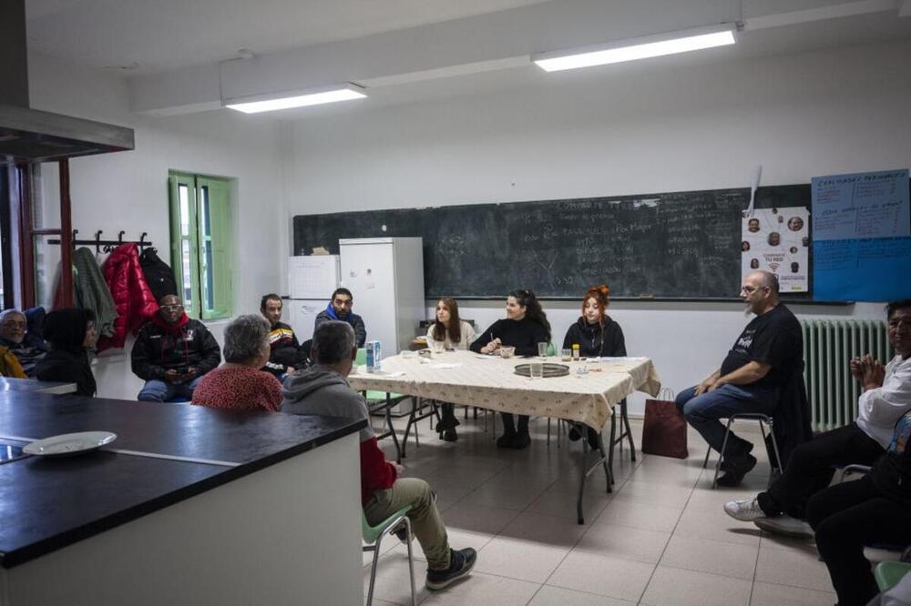 Técnicas y voluntariado de Cáritas participan en las reuniones con las personas que se encuentran sin hogar y que organizan las actividades de la asociación. 
