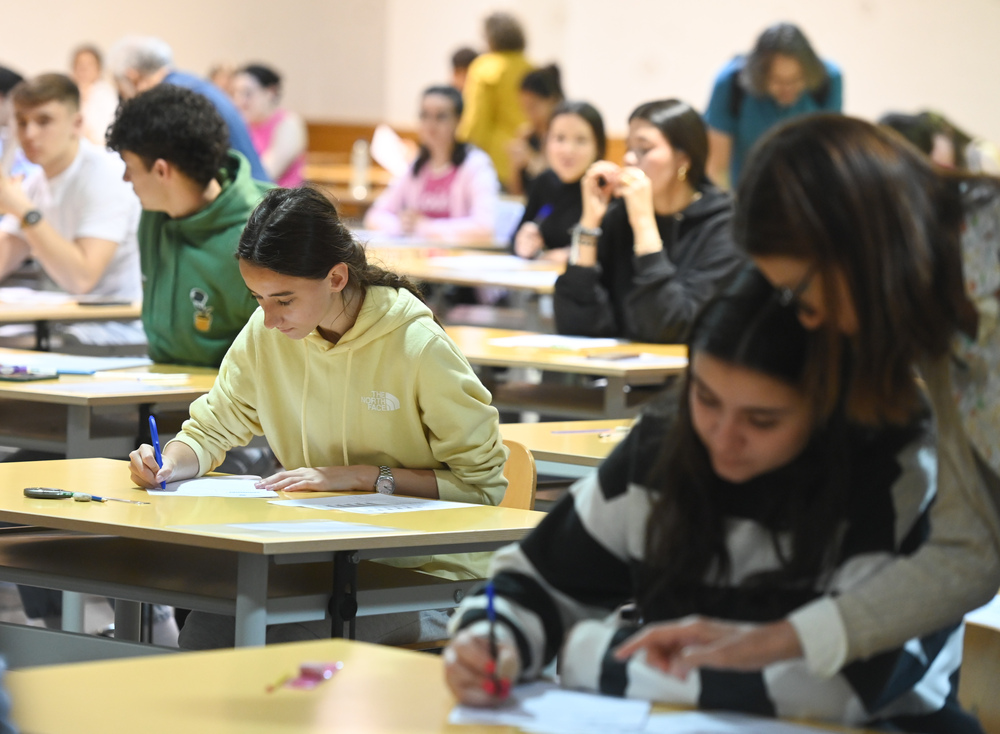 Casi 1.700 estudiantes, de exámenes en Burgos.   / RICARDO ORDÓÑEZ (ICAL)