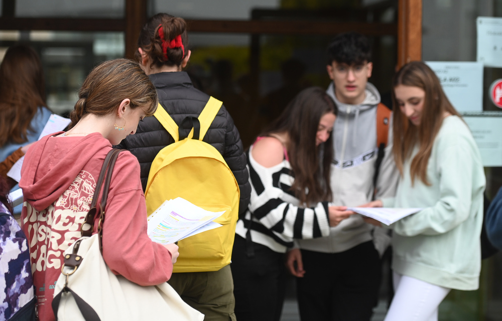 Casi 1.700 estudiantes, de exámenes en Burgos.   / RICARDO ORDÓÑEZ (ICAL)