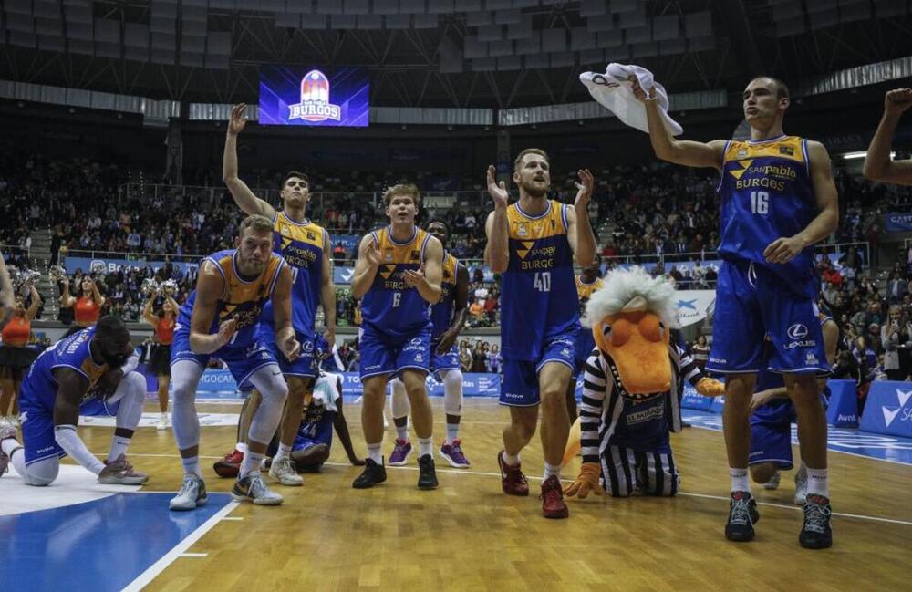 El habitual ritual del San Pablo Burgos cuando gana en el Coliseum. 