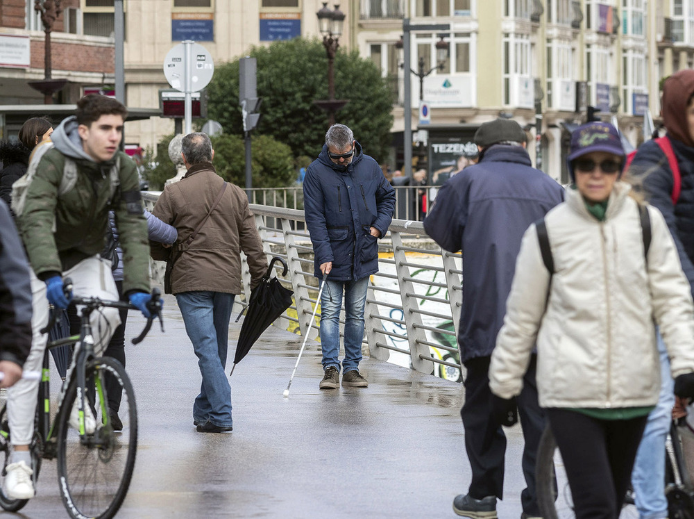 Encogido, con temor, así afrontamos atravesar esta pasarela sobre el Arlanzón entre viandantes, bicis, patines...