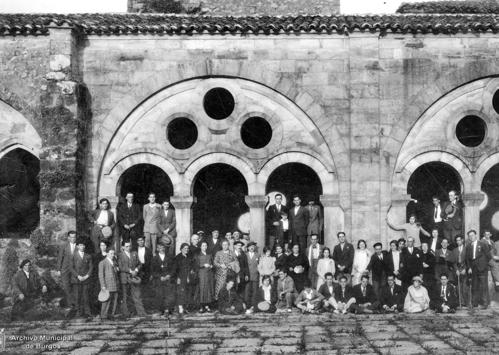 Un nutrido grupo de ateneístas posan en Santillana del Mar durante una de las múltiples excursiones que organizaba el Ateneo Popular, que tuvo su sede en Fernán González, 5. 