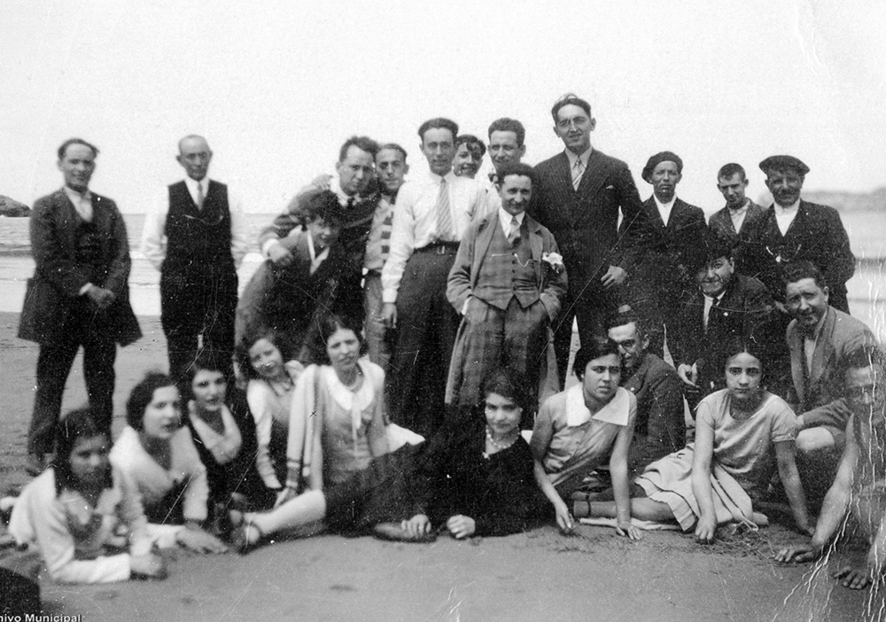 Excursión a Suances del Ateneo Popular en junio de 1930. A la derecha, agachado, Antonio José en bañador. 