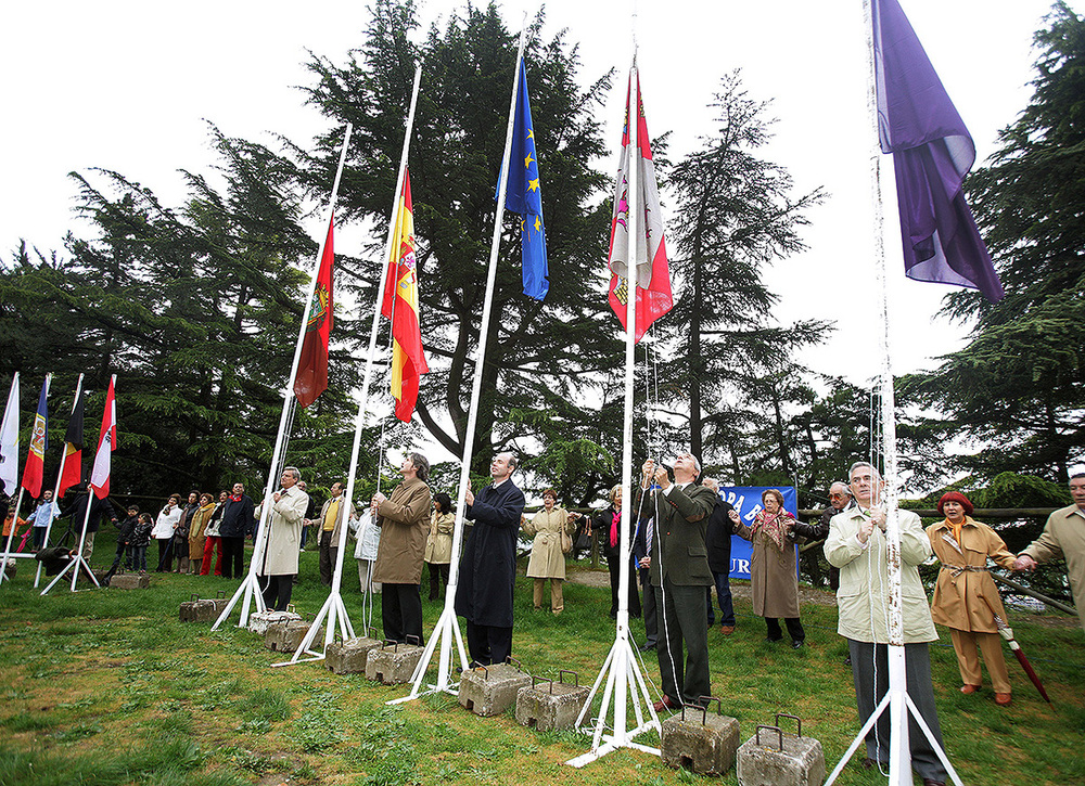 Con motivo del Día de Europa, cada mes de mayo la asociación convocaba al tradicional izado de banderas de los países de la UE.