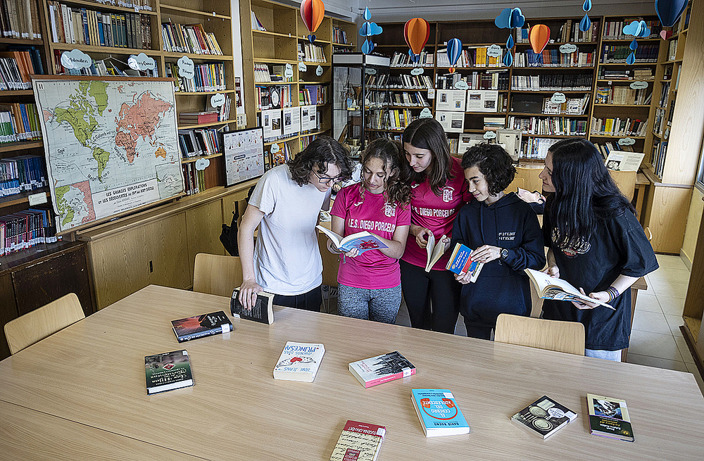 Yago, Celia, Lola, Pilar y Soraya echan un vistazo a las novedades de la semana en la biblioteca. 