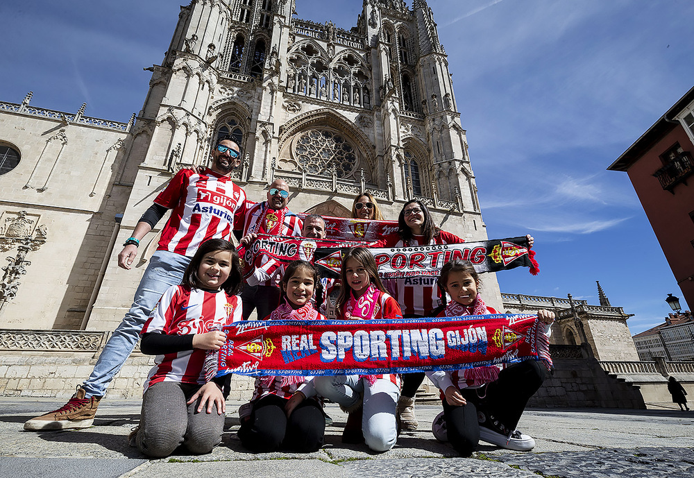 Un grupo de seguidores del Sporting, de visita en la Catedral.
