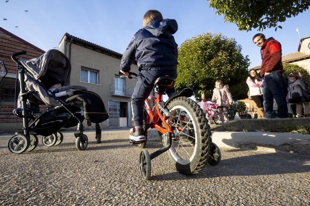 Carritos, bicis y triciclos se han adueñado de las calles de Berlangas estos últimos años.