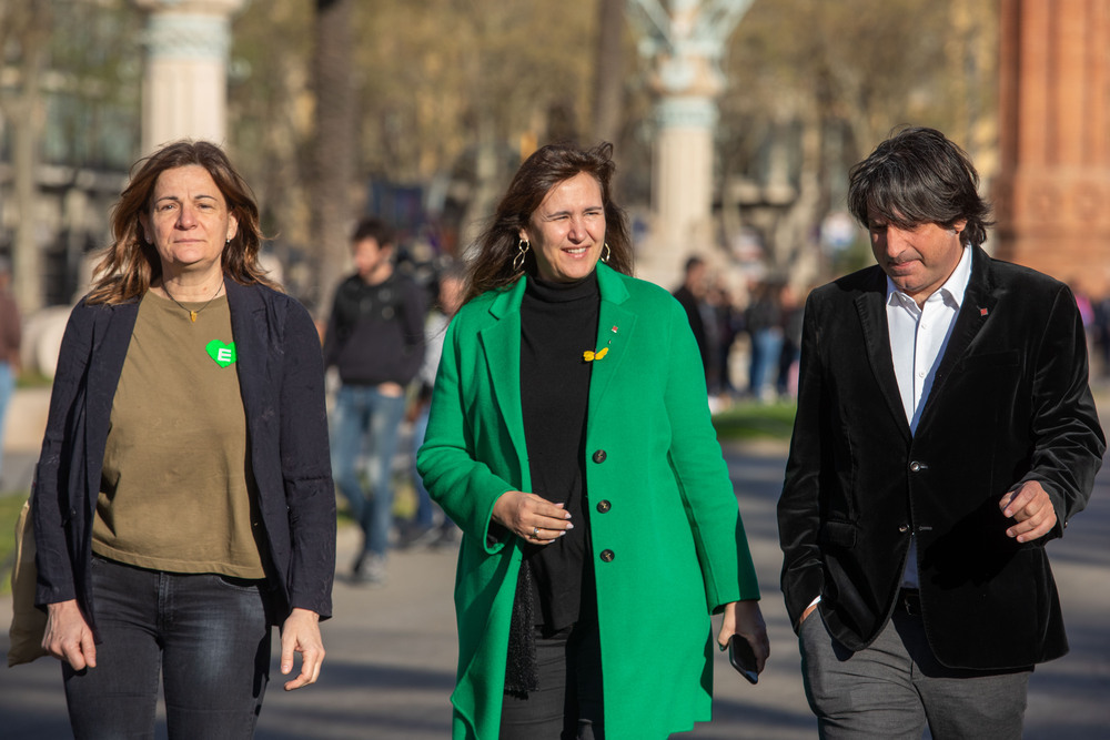 La presidenta de Junts, Laura Borràs (c) y el diputado de Junts en el Parlament Francesc de Dalmases, a su llegada a un juicio de la consellera de Acción Exterior y Unión Europea de la Generalitat, en el Tribunal Superior de Justicia de Cataluña.