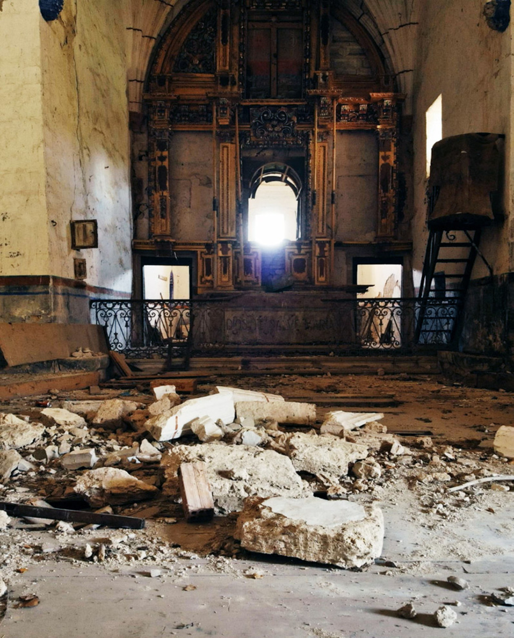 Interior de la ermita de Nuestra Señora de Uralde. 