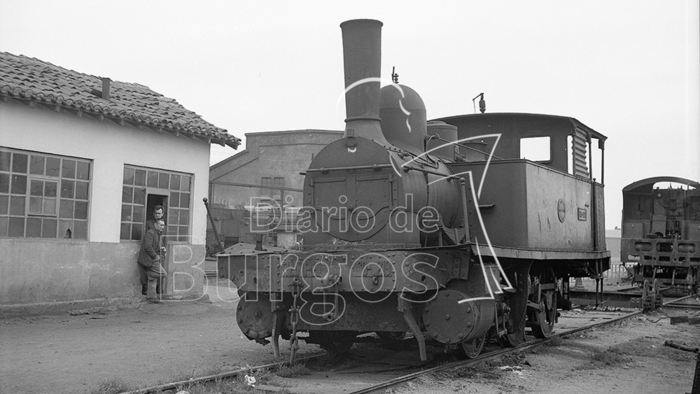 Félix Lastra (el más visible) y Txutxi Pereda, junto a la máquina que hoy está en la calle Ronda del Ferrocarril.