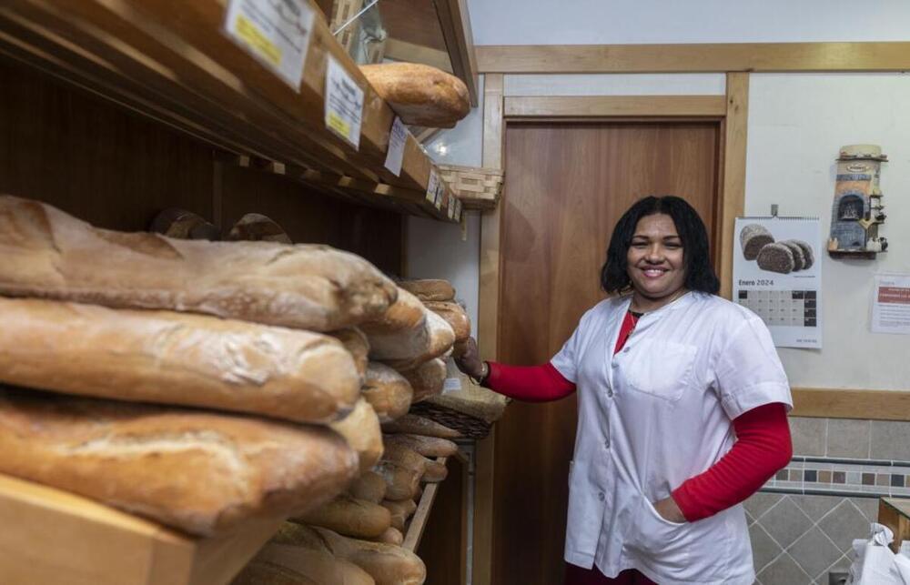 Lucía de la Rosa, panadería Herrero: «Dejamos Zaragoza sin pensarlo para venir aquí, y el cambio es muy positivo».