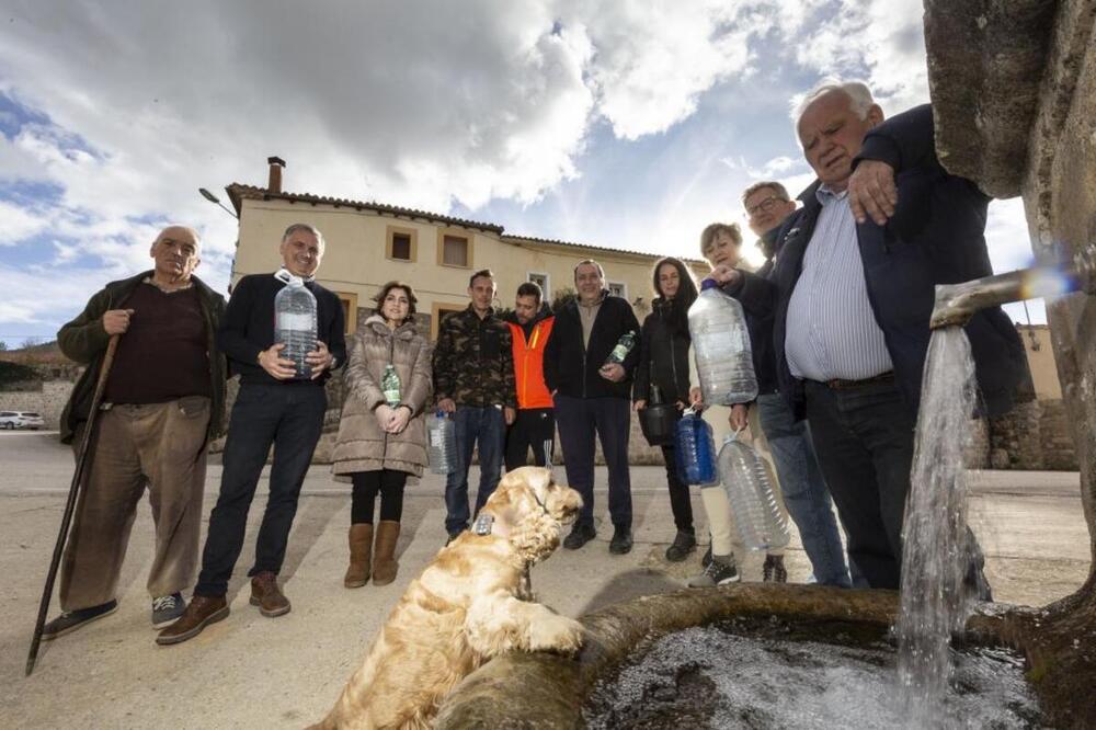 En Lodoso tienen que comprar garrafas o ir a rellenarlas a Las Quintanillas. Los vecinos muestran su enfado y piden el agua desde Burgos. 