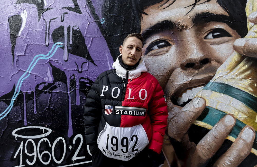 Rutty, apasionado del fútbol -que no de las drogas-, junto a un mural de Diego Armando Maradona.