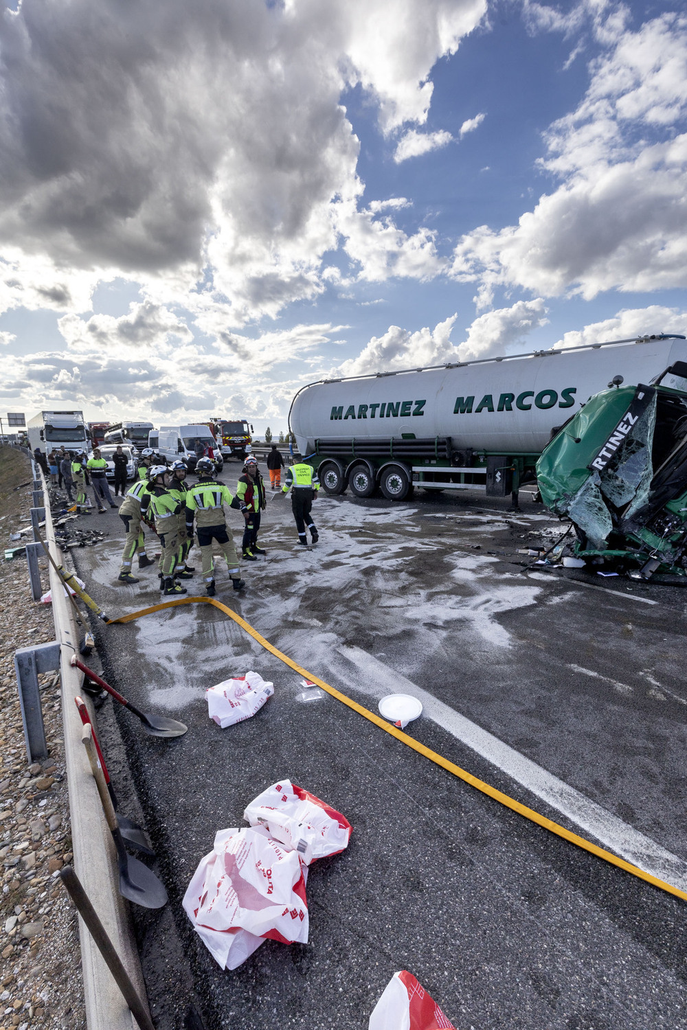 Un choque entre dos camiones que se saldó con heridas leves causó el corte de la circunvalación de Burgos capital y provocó el caos en el tráfico durante varias horas.