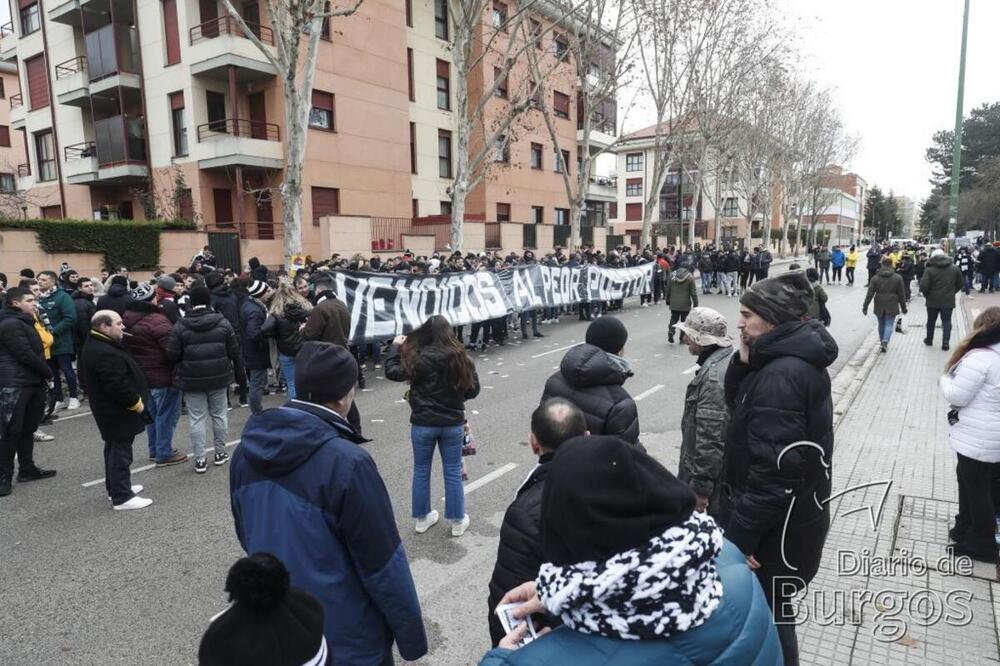 Aficionados del Burgos CF, en la protesta previa al inicio del partido.