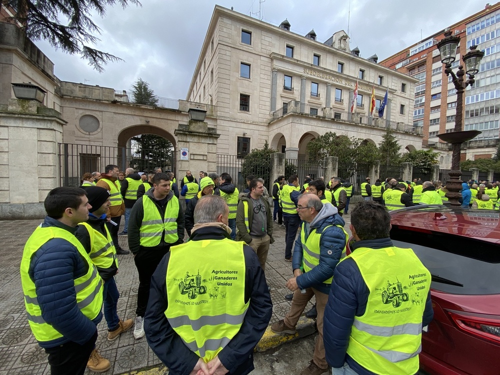 Protesta de los agricultores frente a la Subdelegación del Gobierno en Burgos. 