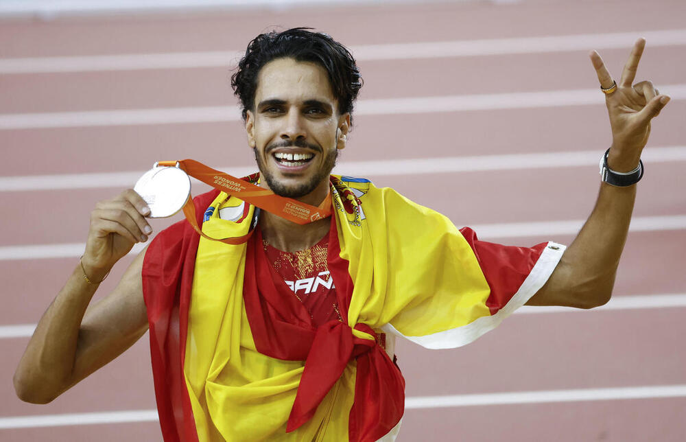 El atleta español Mohamed Katir celebra la medalla de plata en los 5.000 metros, en el Campeonato del Mundo de Atletismo de Budapest. 