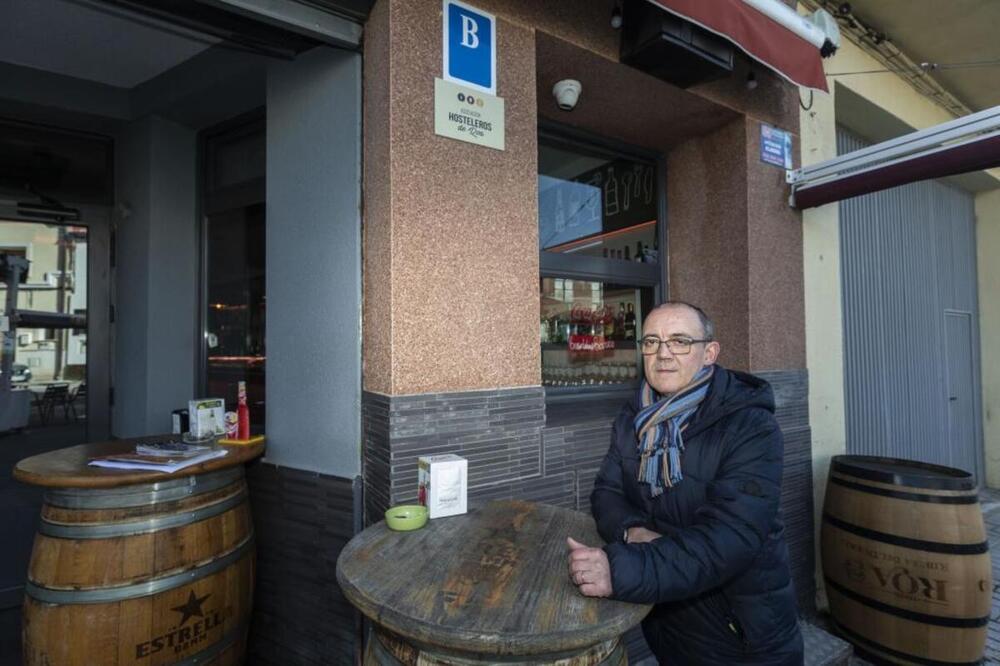 Jorge, del pub La Cava, sufrió un robo «limpio» sin desperfectos en el resto del local.