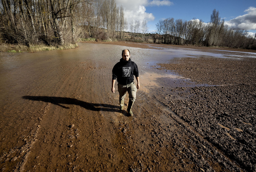 El agricultor Hernán Arandilla en una de las tierras que cultiva en la localidad ribereña de Fuentecén y que ayer por la mañana ya se encontraba parcialmente inundada.