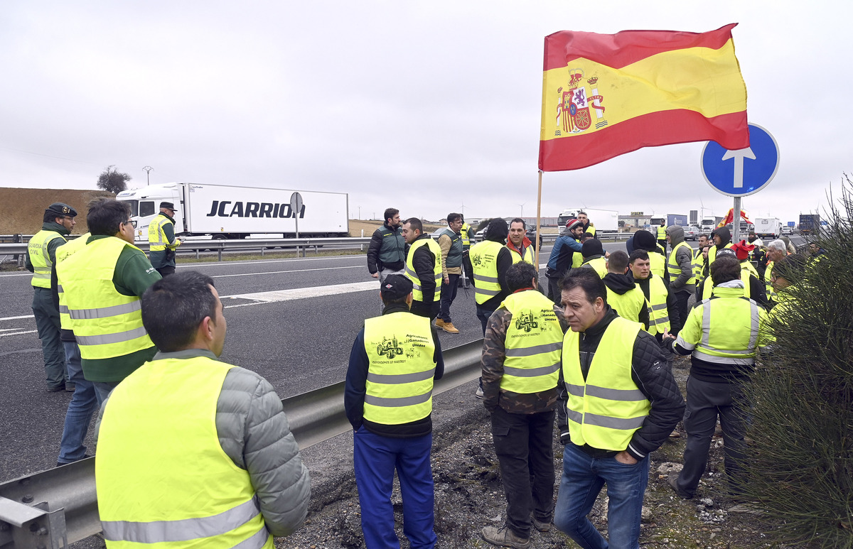 Corte de la A-62 a su paso por Burgos (BU-30) por las protestas de los agricultores.  / RICARDO ORDÓÑEZ (ICAL)
