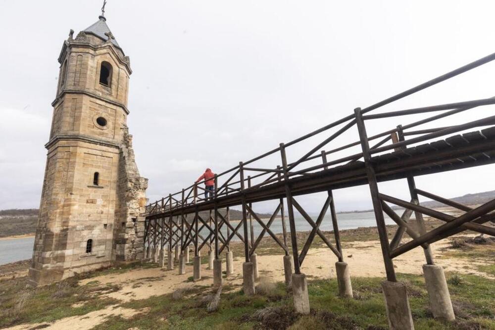 La sugerente estampa de la torre de Villanueva de las Rozas emergiendo del agua ya es cosa del pasado.  / JESÚS J. MATÍAS